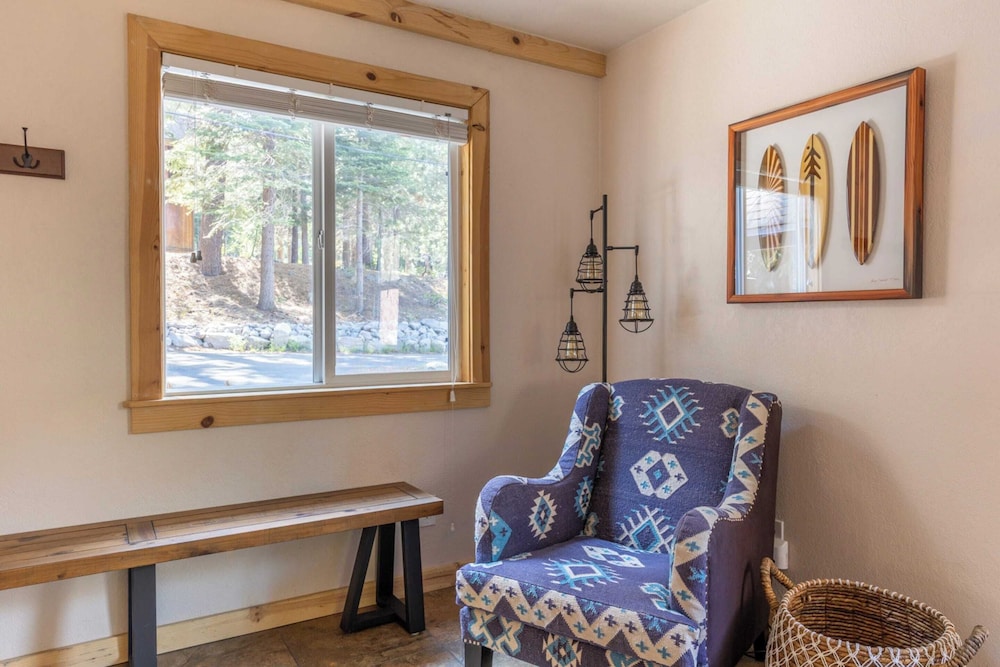 Sweet Pine Deck Hot Tub Cozy Modern Interior Close to Ski Resort - photo 6