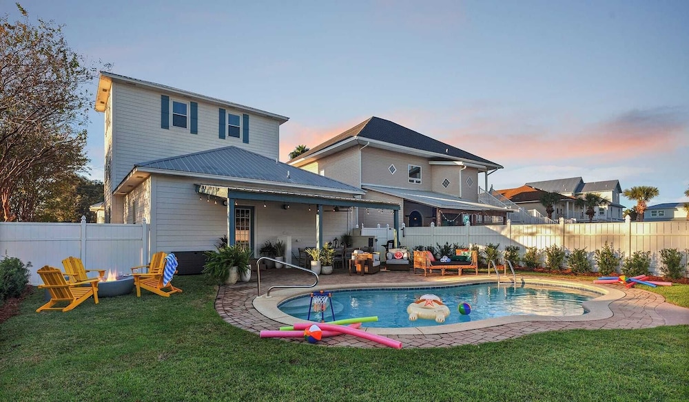 7bdr w Private Pool Hot Tub Fire Pit Walk to Beach Tidal Wave by Avantstay in Destin, United States
