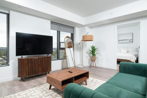 Central Serene Penthouse w King bed GYM Parking — 4-Star Luxury Hotel in Cambridge, United States