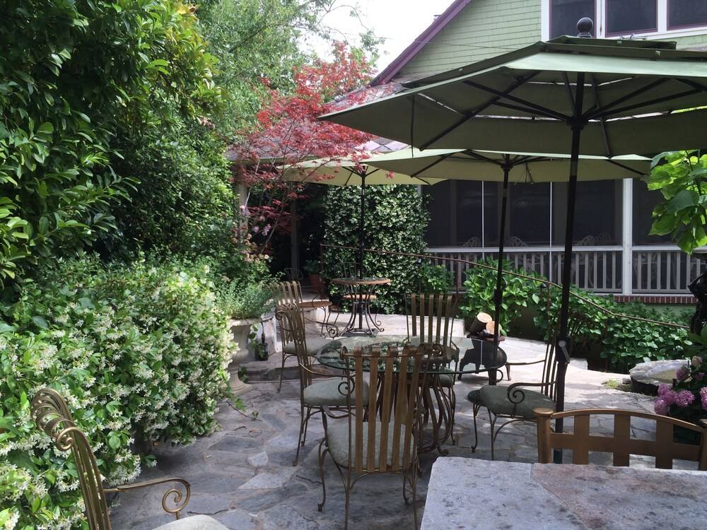 Barretta Gardens Inn - photo 56