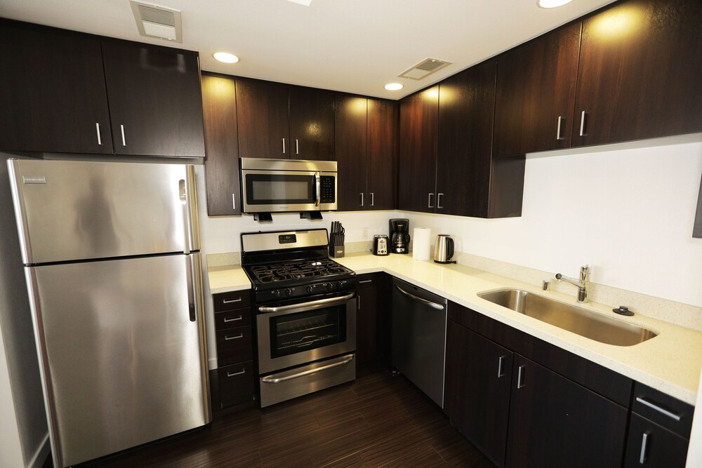 Downtown Cosmopolitan Suites - photo 23