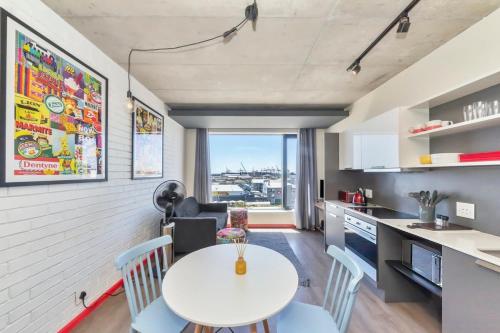 605 WEX1 Designer Studio With Pool and Onsite Parking