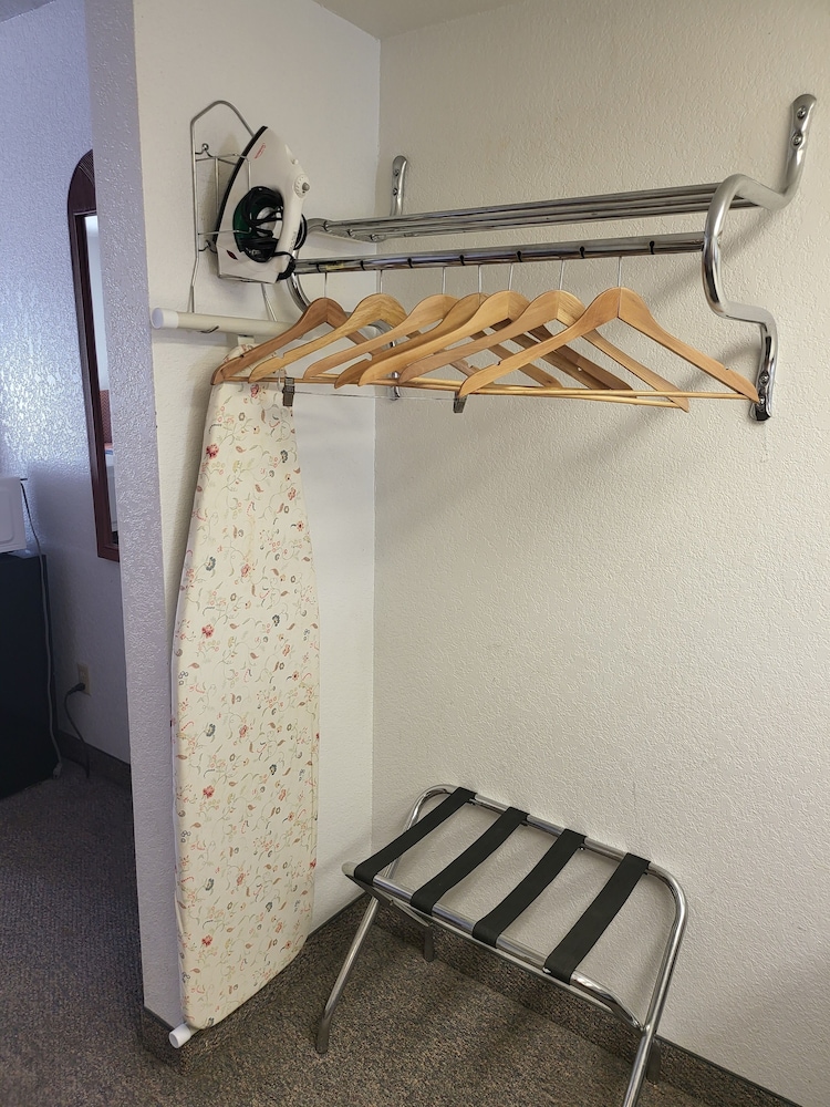 Blue Ribbon Inn and Suites - photo 8