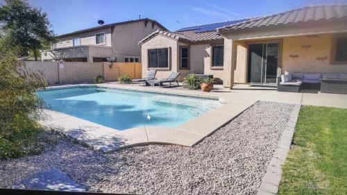 Pet friendly 3br 2ba Private optional heated Pool BBQ grill Golf Clubs close to park in Casa Grande, United States