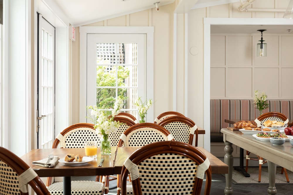 Vineyard Square Hotel & Suites - photo 26