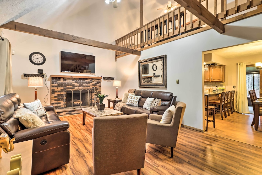 Near Big Boulder Mtn Cabin with Furnished Deck — 4-Star Luxury Hotel in Towamensing Trails, United States