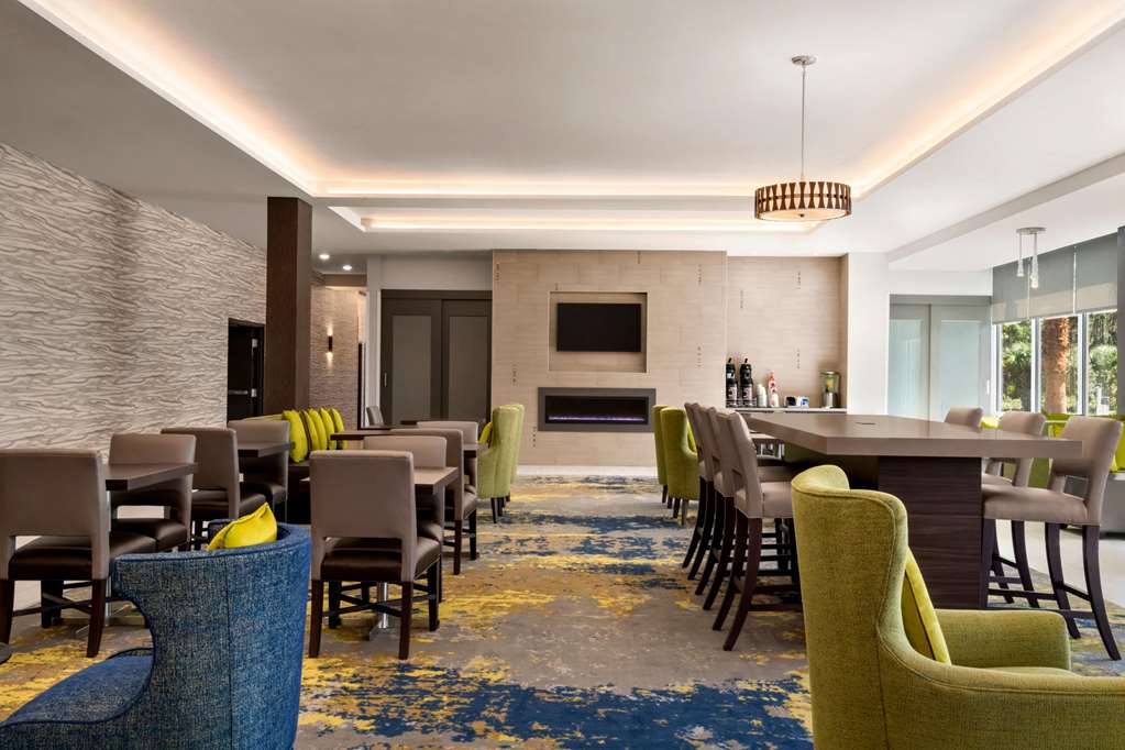 La Quinta Inn & Suites by Wyndham Orlando IDrive Theme Parks - photo 5