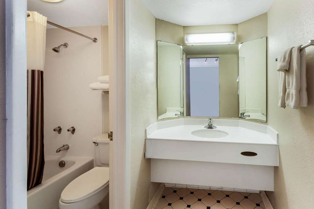 La Quinta Inn by Wyndham Albuquerque Northeast - photo 20