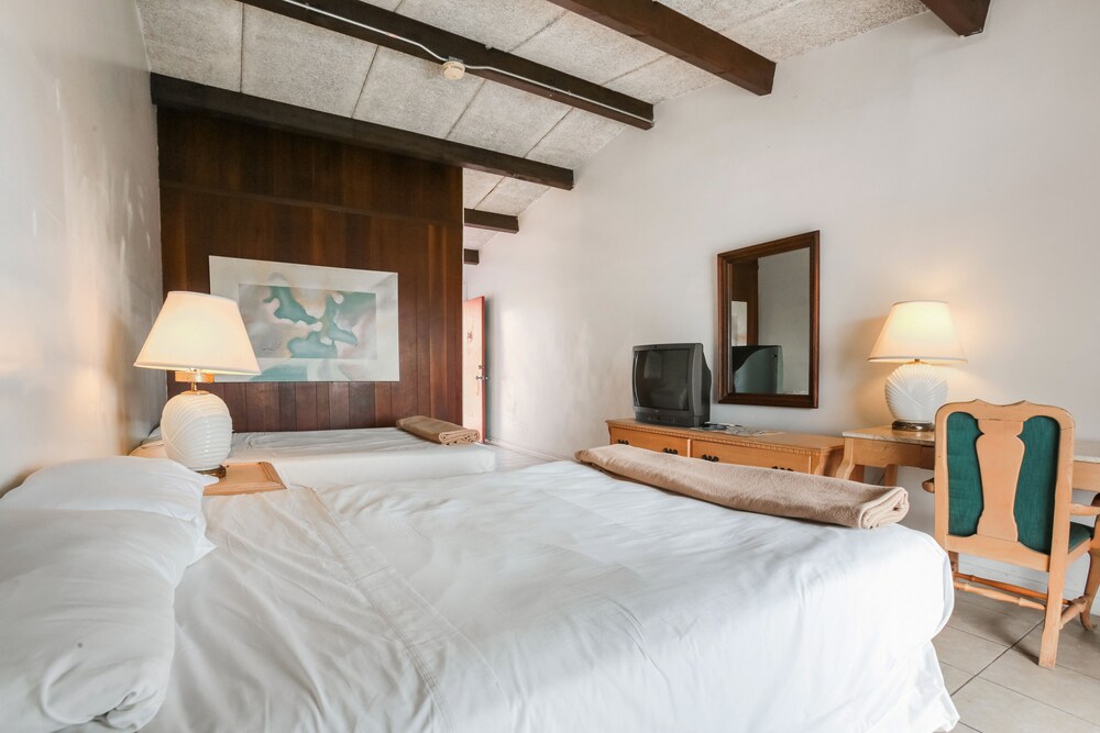 Camelot Waterfront Inn - photo 12