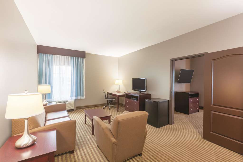 La Quinta Inn & Suites by Wyndham Houston Bush Intl Airpt E - photo 23