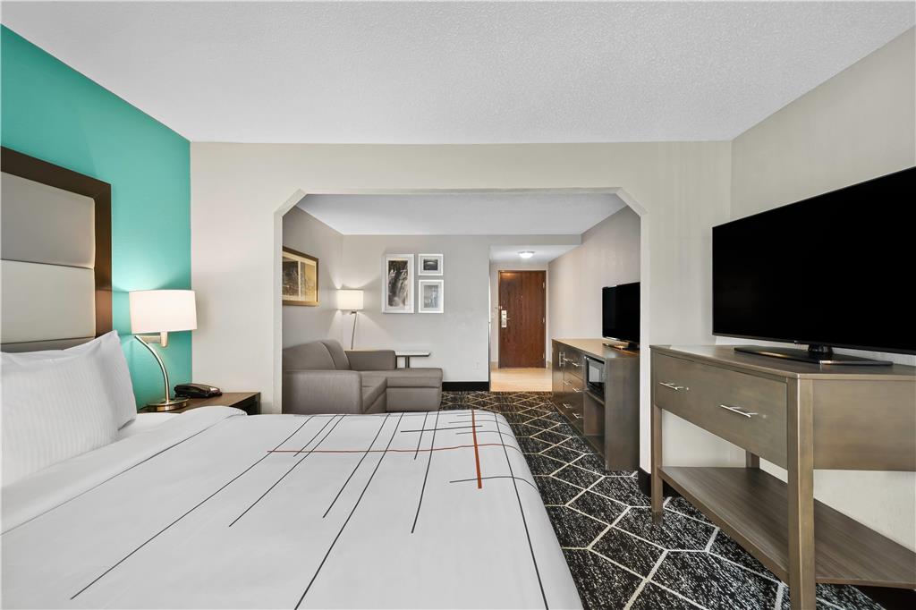 La Quinta Inn & Suites by Wyndham Batavia - photo 40