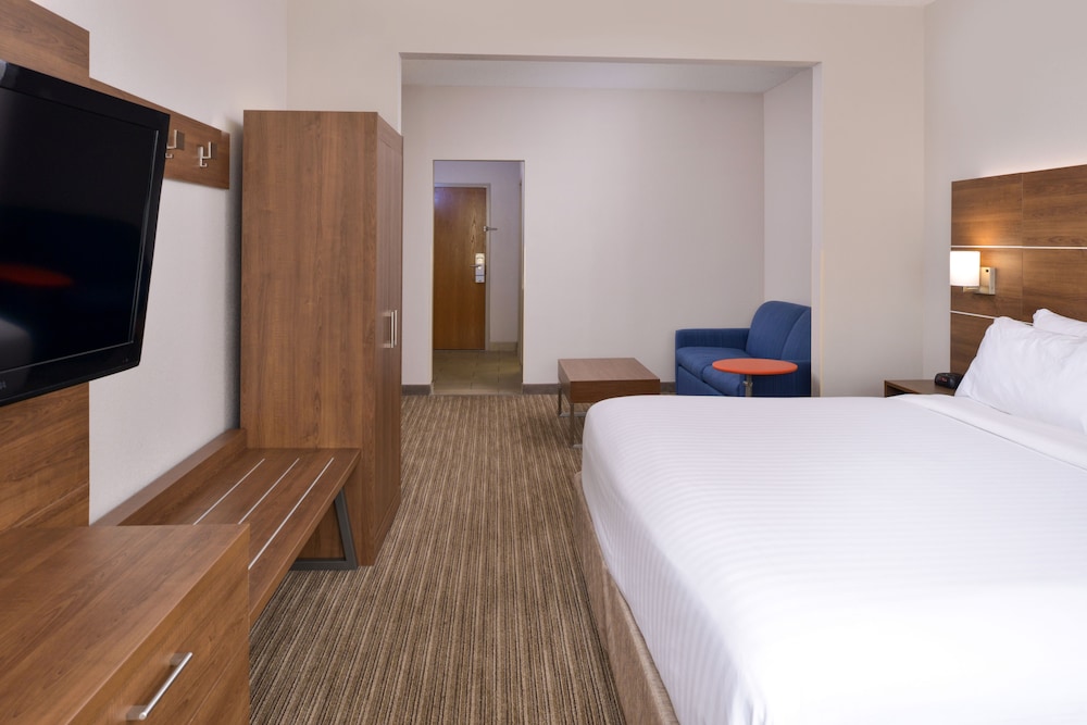 Holiday Inn Express & Suites Chattanooga by IHG - photo 18