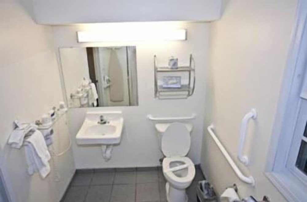 Chalet Motel Mequon - photo 18
