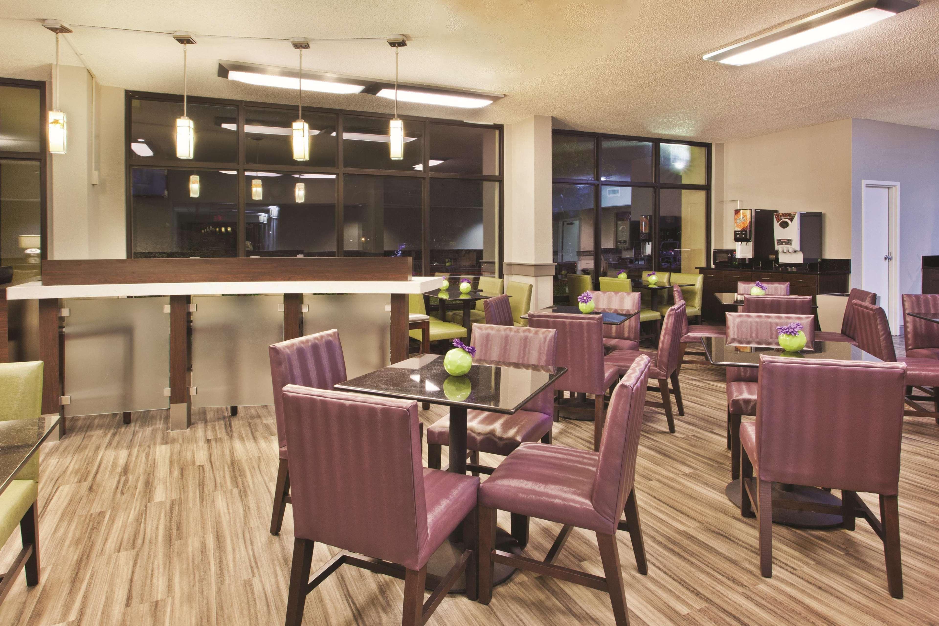 La Quinta Inn & Suites by Wyndham Charleston Riverview - photo 22