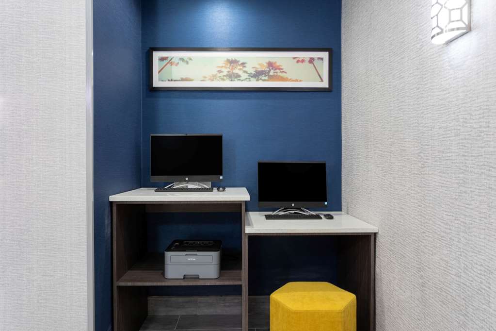 La Quinta Inn & Suites by Wyndham Tampa Central - photo 30