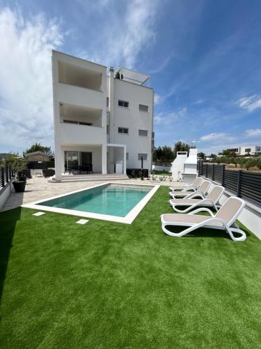 VILA VASILJ dein eigener Pool oder dein eigener Whirlpool mit Aussicht dein Urlaub deine Privatsphäre deine Wahl — 4-Star Luxury Hotel in Vodice, Croatia
