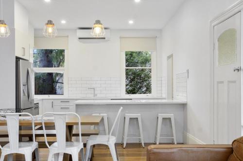 House on Grosvenor — 4-Star Luxury Hotel in Sandy Bay, Australia