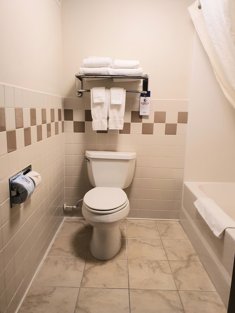 AmeriVu Inn & Suites Waconia - photo 54