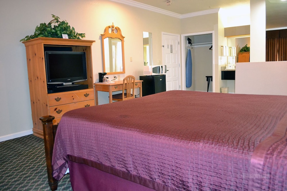 The Miramar Inn and Suites - photo 7