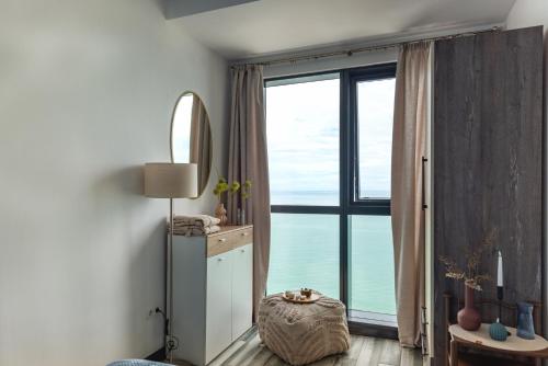 Ocean Breeze Retreat Honeymoon Apartment with Sea View in Porta Batumi Tower