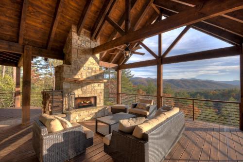 Breakaway Ridge Luxury Cabin 5 Minutes Downtown — 4-Star Luxury Hotel in Blue Ridge, United States