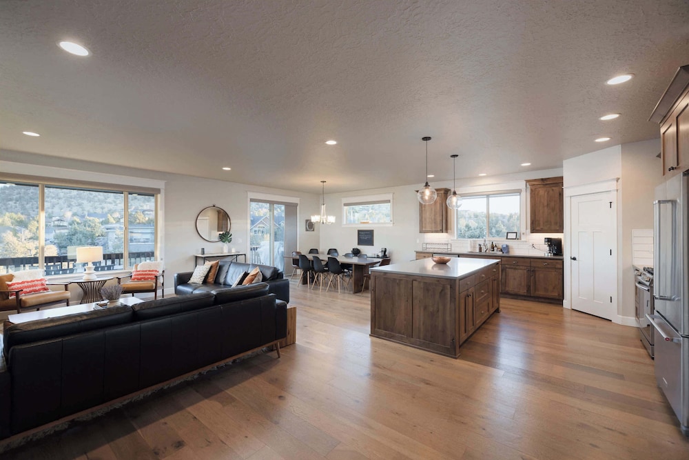Elevated Escape Eagle Crest — Redmond