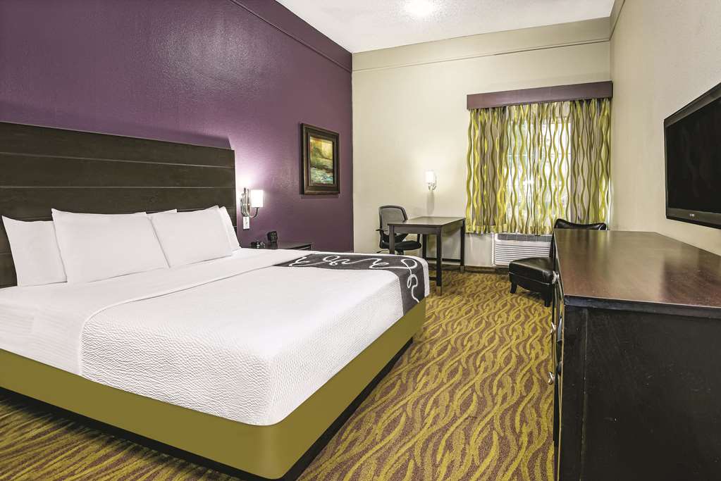 La Quinta Inn & Suites by Wyndham Laredo Airport - photo 19
