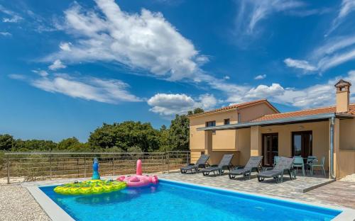Holiday House Karbonaca with Private Pool — 4-Star Luxury Hotel in Fazana, Croatia