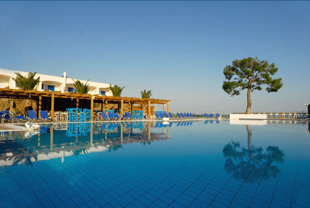 Comer Kinetta Beach - carbon neutral hotel in Megara