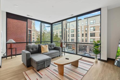 CozySuites Mass with parking lounge & roof deck #37 — 4-Star Luxury Hotel in Indianapolis, United States