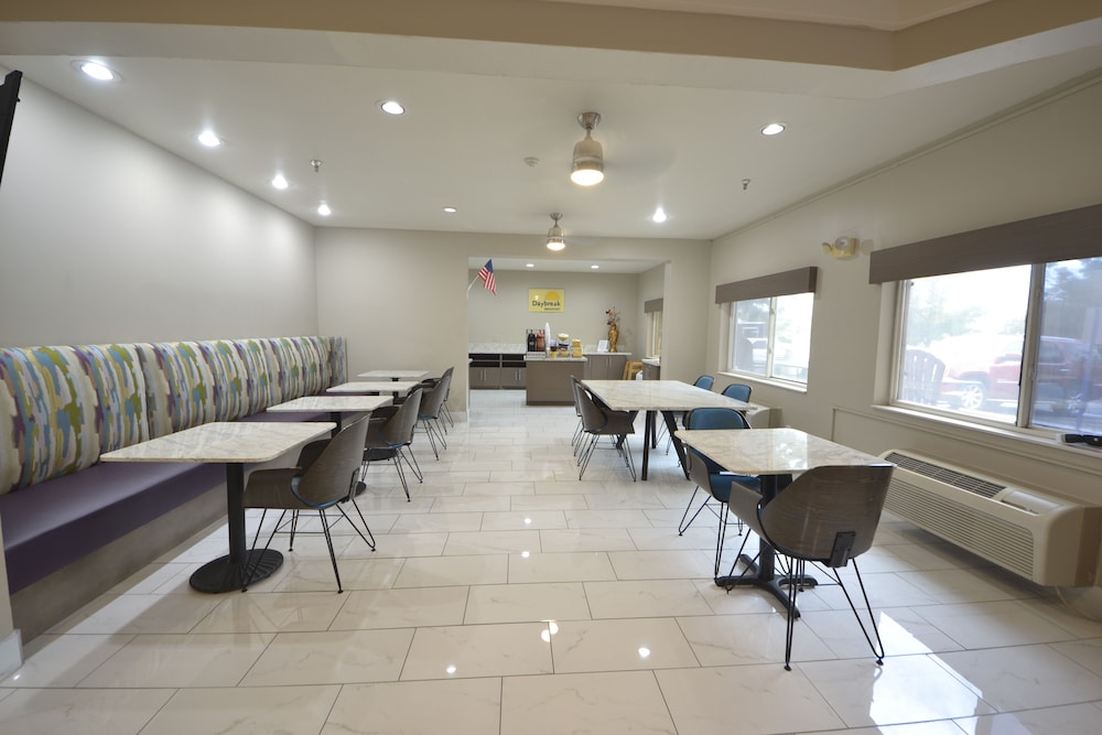 Days Inn & Suites by Wyndham Airport Albuquerque - photo 42