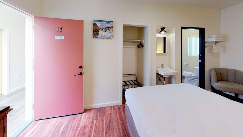 Anchor Pointe Inn - photo 24