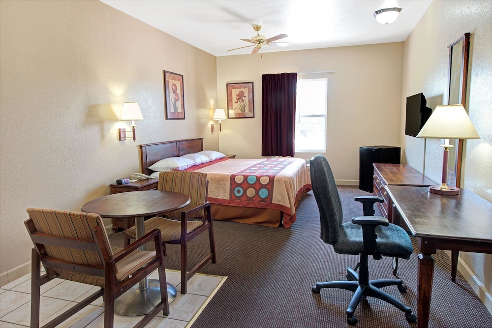 Super 8 by Wyndham St. Louis Airport - photo 6