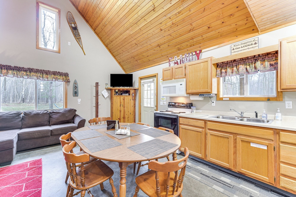 Cozy Birchwood Retreat on UTV Trail w Hot Tub — hotel in Birchwood