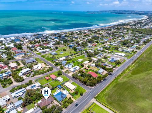 Relaxed Family Beach House No Linen Included — 4-Star Luxury Hotel in Port Elliot, Australia