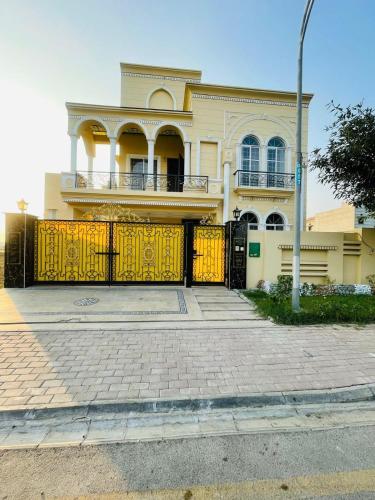 Haven Lodge 4BR Vacation Home with Park Access — 4-Star Luxury Hotel in Lahore, Pakistan