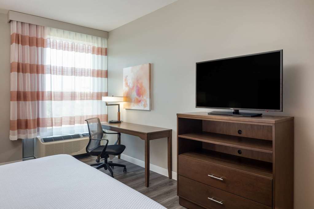 La Quinta Inn & Suites by Wyndham Greensboro Arpt High Point - photo 20