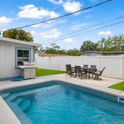 Beautiful Home with heated pool and Fenced Yard by Siesta Key — 4-Star Luxury Hotel in Sarasota, United States