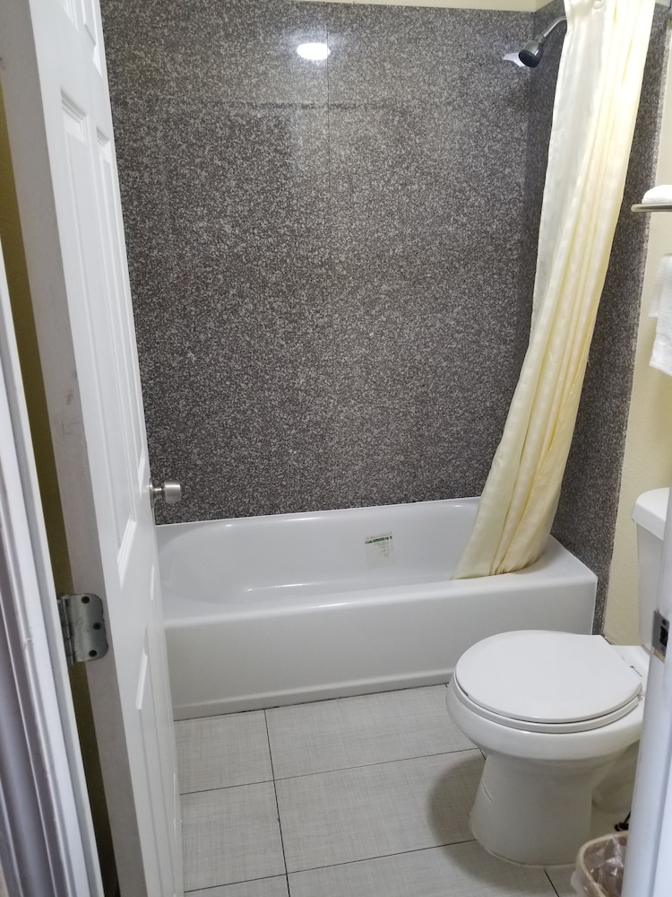 AmeriStay Inn &Suites - photo 18