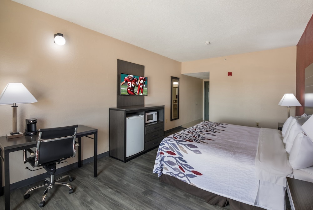 Red Roof Inn & Suites Austin East Manor - photo 5