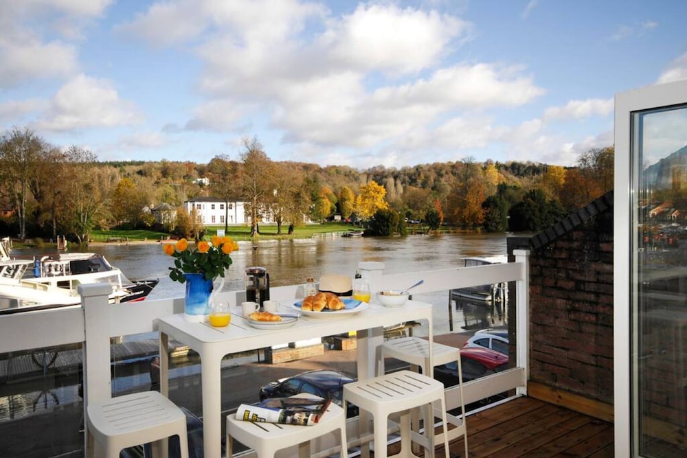 The Oars Riverfront Property From 300 Per Night — hotel in Henley-On-Thames