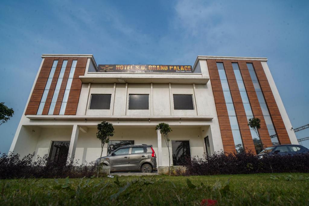 Hotel SD Grand Palace Mant Raya Road Mant Nearby Vrindavan Mathura in Vrindavan, India