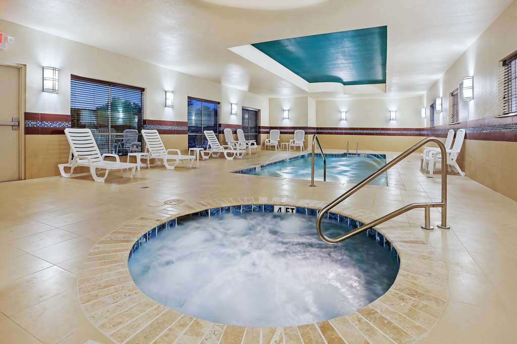 La Quinta Inn & Suites by Wyndham Pearsall - photo 9