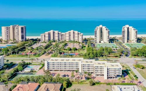 Top Floor 2 Bed Condo I Close Walk to Beach — 4-Star Luxury Hotel in Marco Island, United States