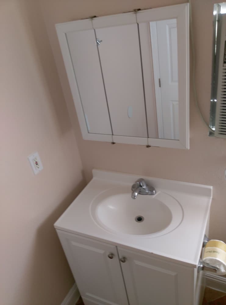 Monterey Inn Hotel - photo 41