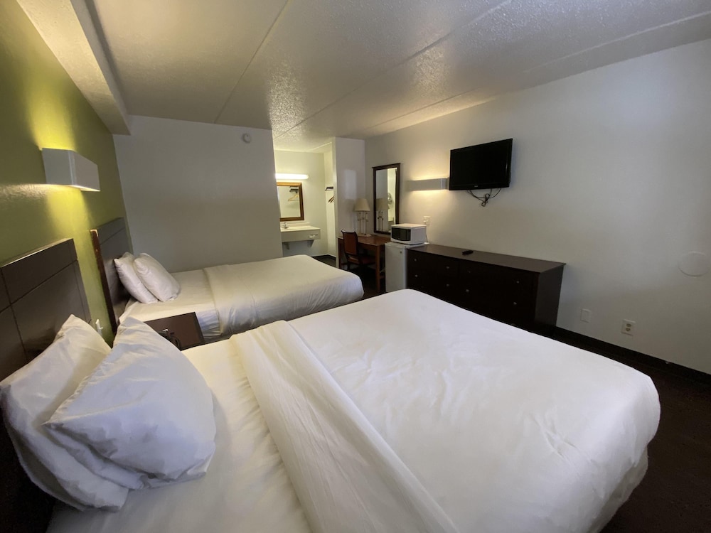 SkyLight Inn Cleveland Willoughby - photo 13