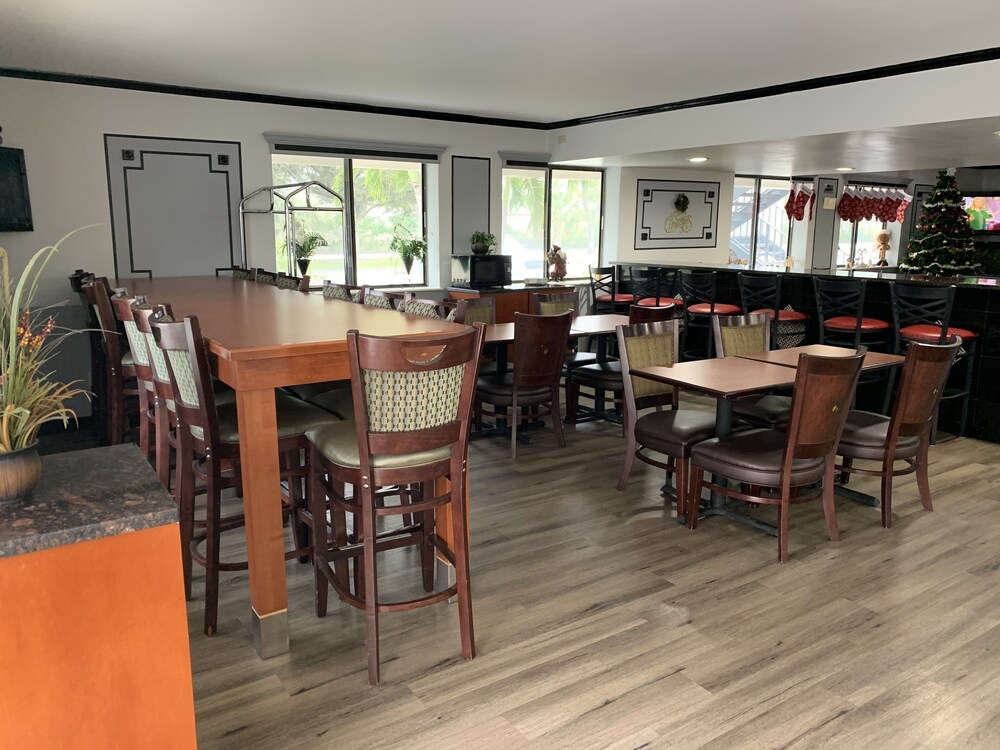 Super 8 by Wyndham Naples - photo 19