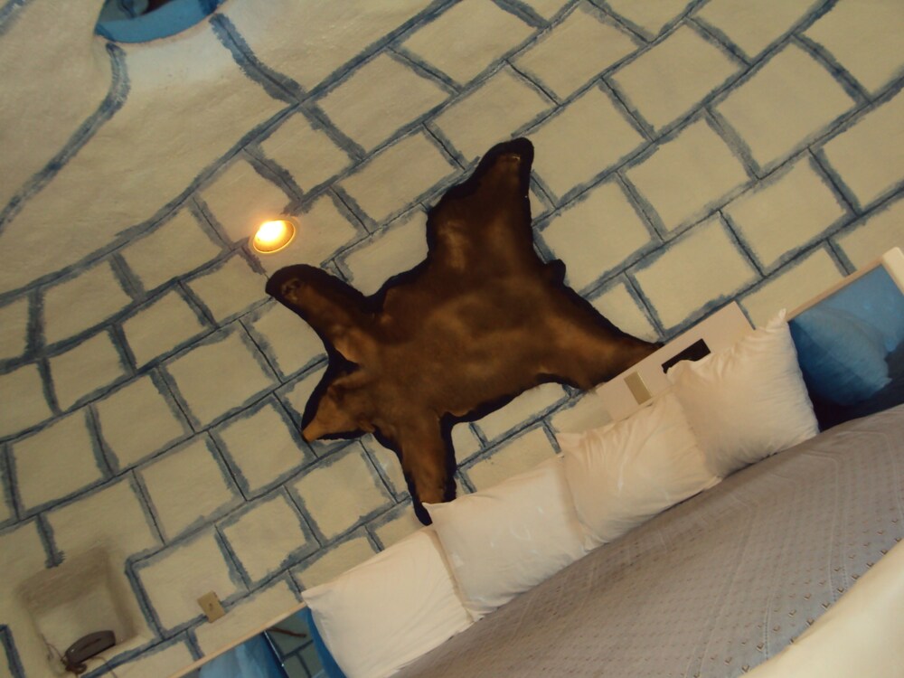 Red Carpet Inn And Fantasuite Hotel - photo 18