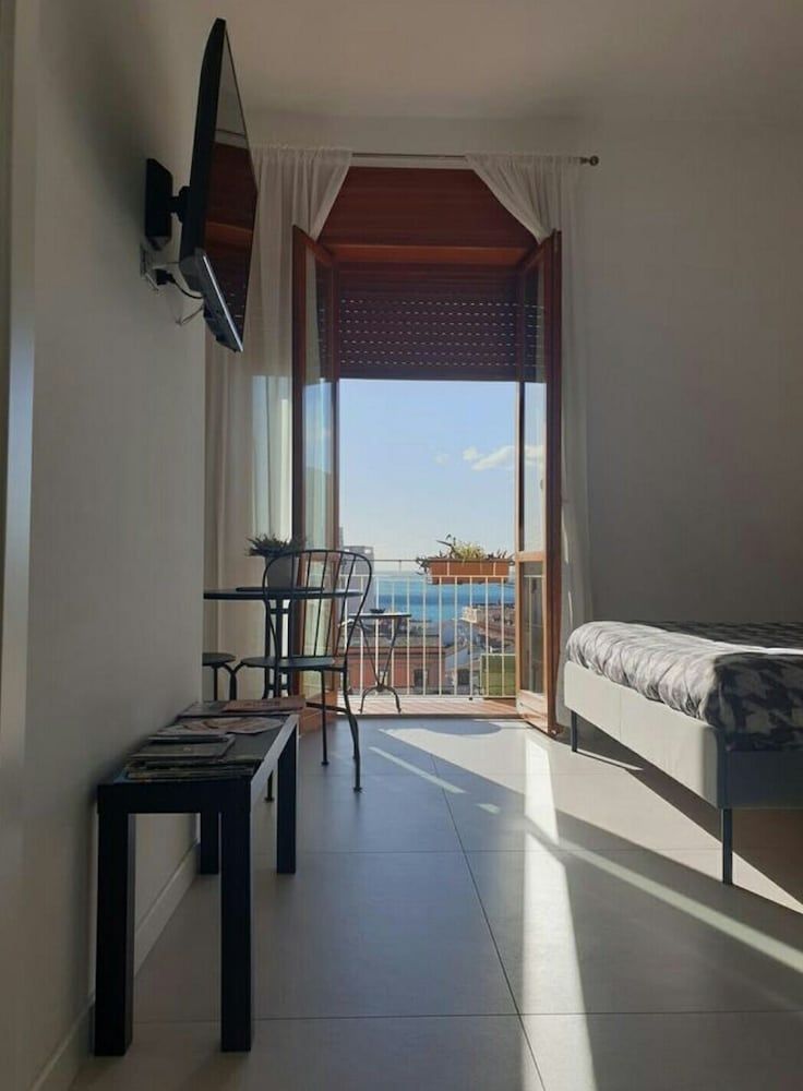 Oasi Al Centro con Parcheggio — 4-Star Luxury Hotel in Salerno, Italy