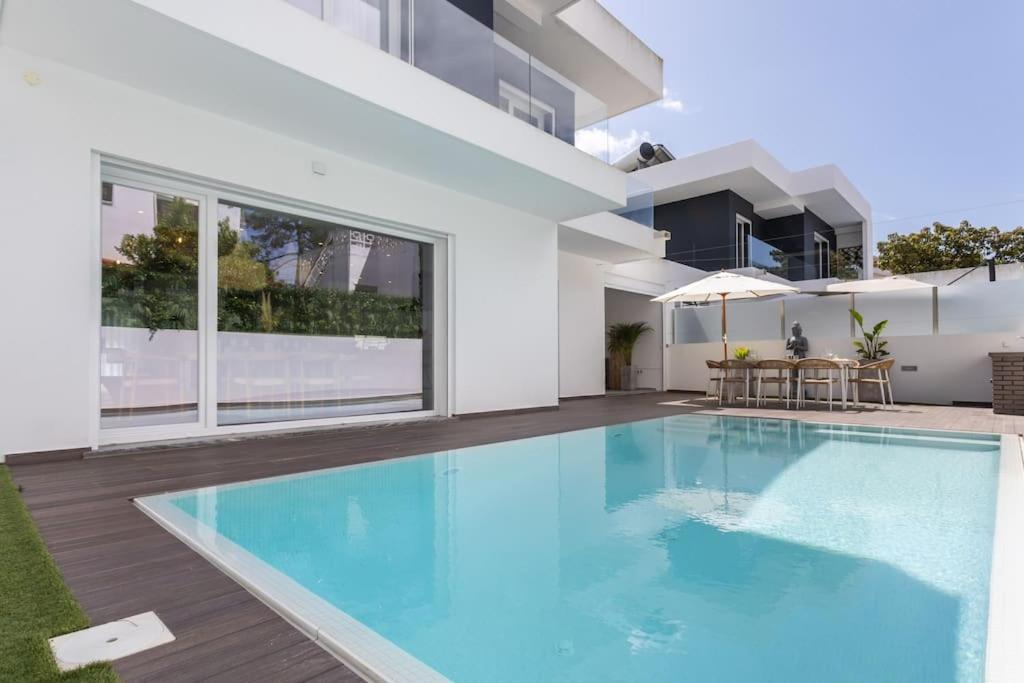 Casa John Lisboa Piscine chauffée en option — 4-Star Luxury Hotel in Charneca, Portugal